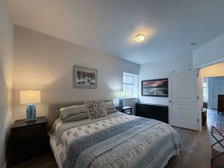 Beautiful 2 BR. Lake Side home pvt entrance. Walkout to Monument Lake. Sleeps 6 Отели рядом с достопримечательностью «Парк Уотерфронт»