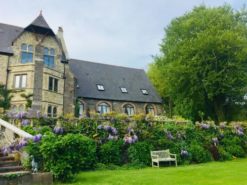 Familly cottage with pool in 10 acress of gardens, 10 minutes walk to town Hotels in Lostwithiel