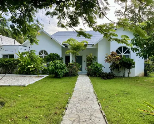 Private tropical home with pool! Short walk to beach, best restaurants, and spa!