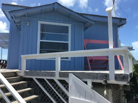 Escape from the daily stresses of life to this tranquil beach cottage. Отели в г. Moore Hill