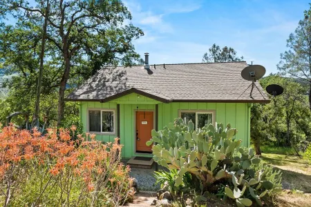 Cara’s Cozy Cabin Retreat