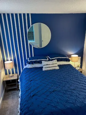 Updated house close to downtown and the airport. Christmas Tree Shops andThat!附近的飯店