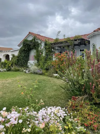 Garden oasis - 4 bedroom home centrally located Отели рядом с достопримечательностью «Южный Лос-Анджелес»