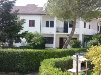 Beach House with Large Garden (Seaside Paradise Vasto) Hotele w: Vasto