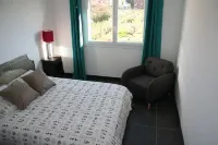 HOUSE LOUBIERE (STUDIO, T2 and T4) Hotel a Pignans