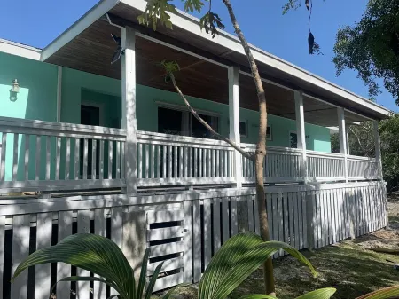 Private Villa,  2 minutes from the beach, 4 minutes to Georgetown