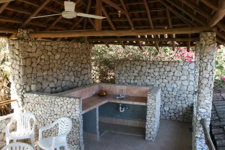 Epic views, 6-min. walk from beach, full size pool - VILLAS CASA LOMA, Suite 402