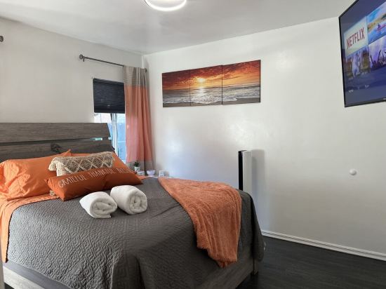 * King size bed * HOME AWAY FROM HOME