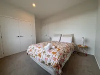 Raglan Retreat With Water Views