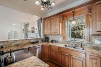 4BR/2BA Apt near downtown - 4 Queen beds, 2 Twins - Free Parking - Fast Wi-Fi