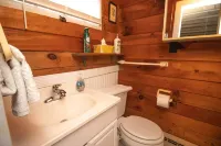 Classic Maine Cabin, Private Waterfront Easy Access to Nearby Amenities
