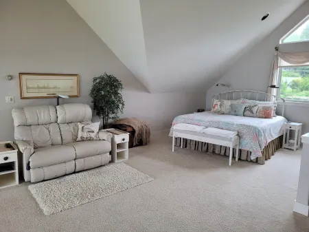 Beachfront Home With Sweeping Views of Water and Mount Baker Отели в г. Порт Ладлоу