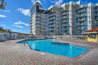 Colorful Beachfront Condo w/ Resort Amenities - 3 tähden