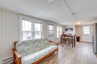 8 Mi Barnegat Lighthouse Apt with Balcony! Hotel a Manahawkin