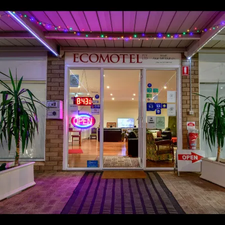 Crossroads Ecomotel