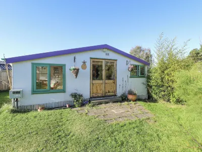 Little Eden by the Sea Hotel dekat Tesco Extra