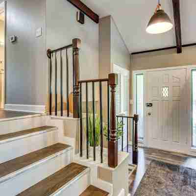 Chic Family-Friendly Home in Riverside: 7 Mi to KC Others