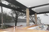 Louis Kienne Resort Senggigi - bar