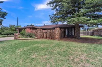 Stead House-3Bd/2ba, Ttu,  Fall Specials! 3 Bedroom Home by RedAwning