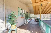 'the Treehouse' in Cherokee Village: Deck & Views - Homestays