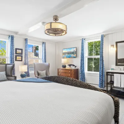 Carlisle House Inn Hotels near Jetties Beach