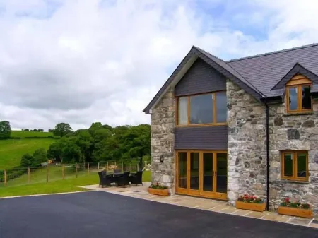 Tyn Y Celyn Canol Отели в г. Клокаеног