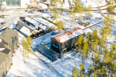 샌디 켈트, 아이리시 하우스 아파트먼트  호텔