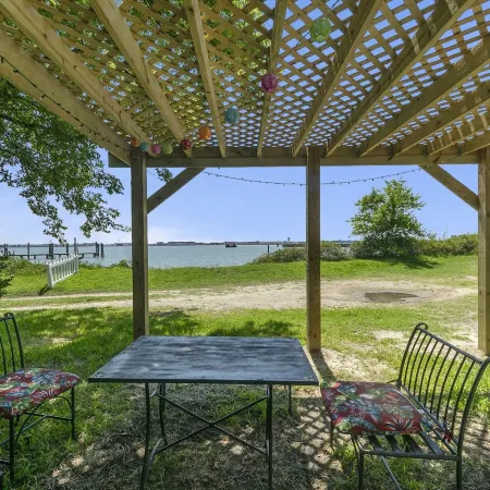 Charming Waterfront 3 Bedroom Cabin by RedAwning