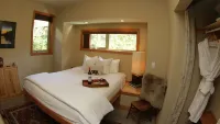 Black Bear Guesthouse Hotels near Tofino Float'em Garden