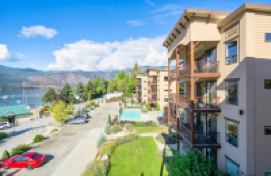 Marina's Edge Condo Walk to Restaurants, Wineries by RedAwning