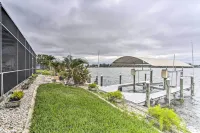Lakefront Cape Coral Home w/ Private Pool & Dock! - Parkplatz