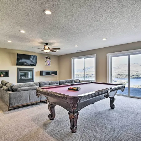 Incredible Oregon Retreat w/ Private Hot Tub!