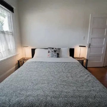 2336A- Upper 3B2B Unit w/ Laundry near UC Berkeley