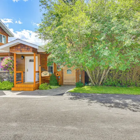 Homey Pet-Friendly Libby Cottage w/ Yard by Creek!