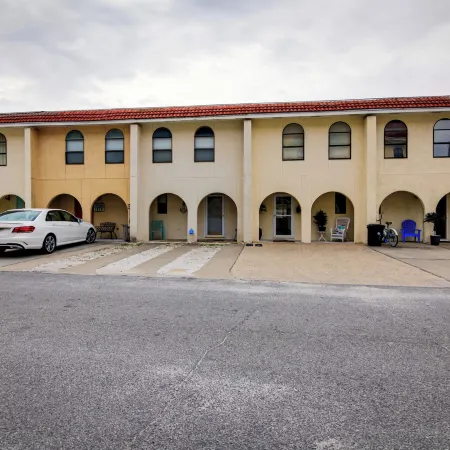 Destin Townhome w/ Balcony - Walk to the Beach!