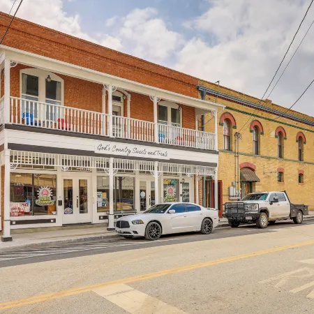 'The Loft' - Historic Dtwn Hondo Apt w/ Balcony