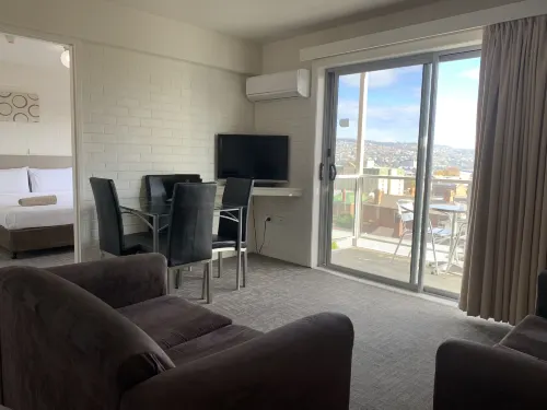 Adina Place Motel Apartments - balcony