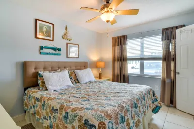 < Half-mi to St. Pete Beach: Condo w/ Pool!