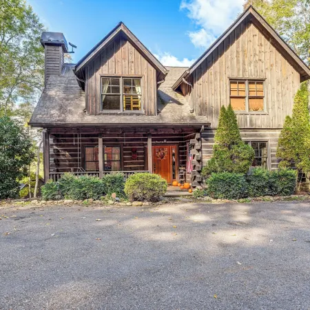 Hot Tub and Fire Pit Getaway Near Nantahala Gorge!