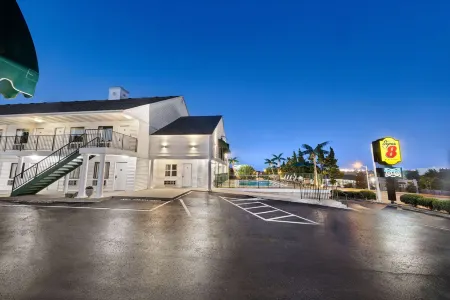 Super 8 by Wyndham Branson / Shepherd of the Hills Exwy Отели в г. Брэнсон