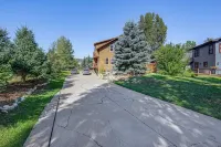 Duplex in Quiet Family Neighborhood 1 Mi to Skiing - Spa