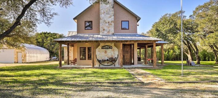 Riverfront Blanco Home w/ Shaded Porch + Hot Tub Ξενοδοχεία στην πόλη Blanco County