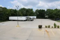 Greenlight Inn & Suites St James - parking