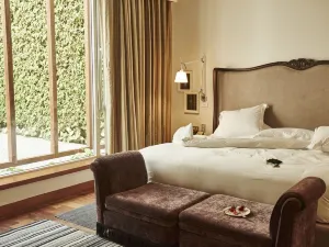 Hotel B