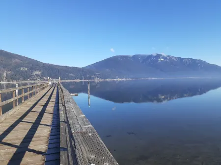 Motel Happy Salmon Отели рядом с достопримечательностью «Салмон Арм Уотерслидс»