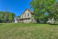'Blue Haven' Watertown Retreat by Crow River! - parking