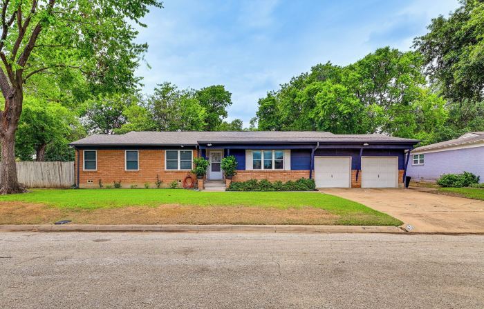 Large Yard & Fire Pit! Home 13 Mi to at&t Stadium