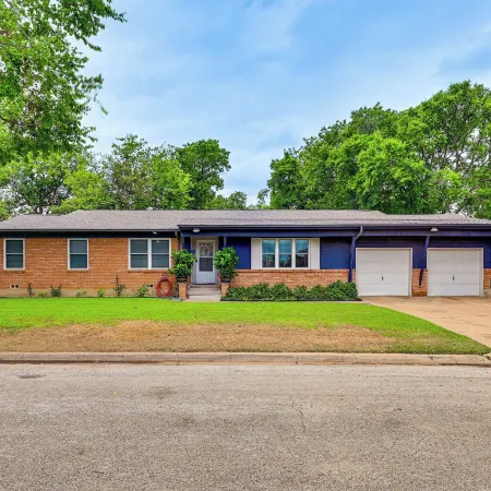Large Yard & Fire Pit! Home 13 Mi to at&t Stadium