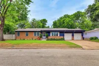 Large Yard & Fire Pit! Home 13 Mi to at&t Stadium - 3-Star