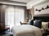The Capital Melrose Hotels near Melrose